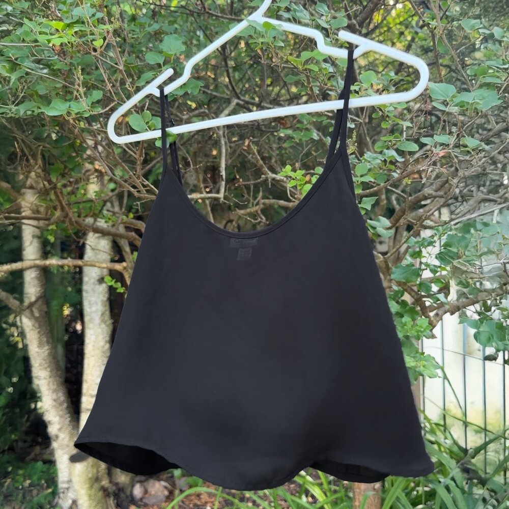 Chic Black Flowy Cropped Cami